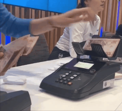 使得河马结扎手术一度被视为 不可能的任务 不是用点钞机点钞 而是用