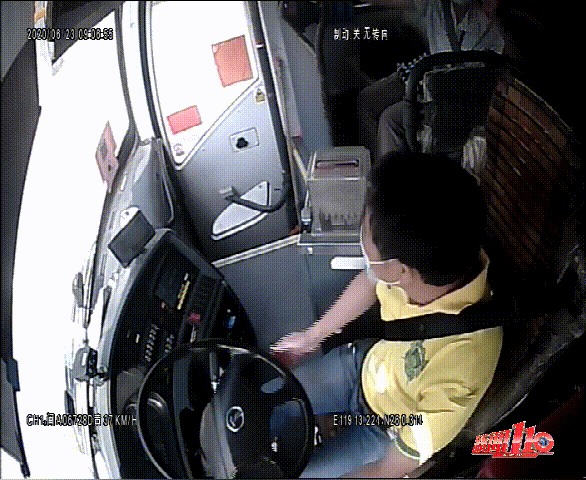 福州一女子不顾整车人安全,暴打公交车司机!结果