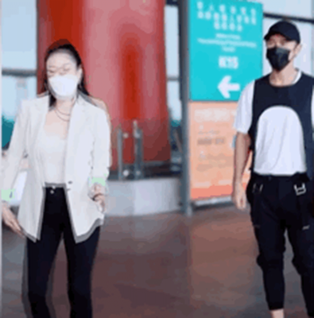 钟丽缇|留泡面头穿荧光绿，年近50的钟丽缇与张伦硕现身机场，牵手秀恩爱