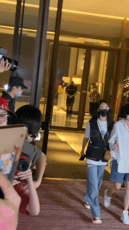 yamy|Yamy发长文后公开现身，凌晨还在工作，被傅菁挽着行走状态极差