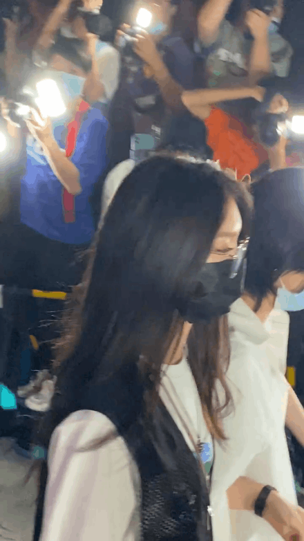 yamy|Yamy发长文后公开现身，凌晨还在工作，被傅菁挽着行走状态极差