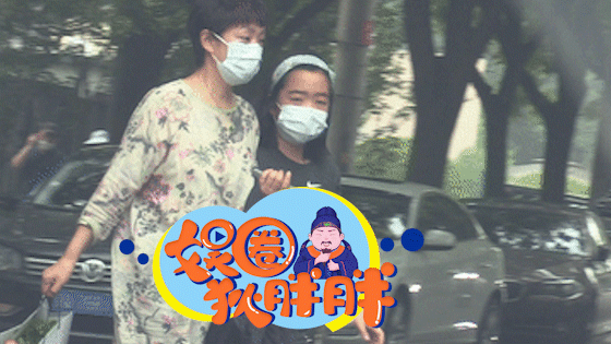 张嘉译|张嘉译疑喜提豪车携妻女外出聚餐，9岁女儿首曝光眉眼超像爸