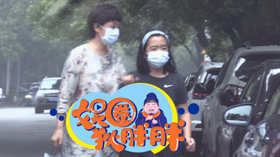 张嘉译|张嘉译疑喜提豪车携妻女外出聚餐，9岁女儿首曝光眉眼超像爸