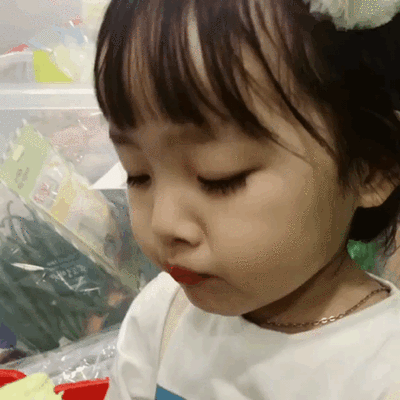 还记得微信表情包的那个小女孩吗?如今8岁的她长成这样了_腾讯新闻