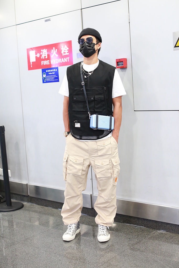 韩东君街拍黑色机能风马甲diorxrimowa盒子包帅气酷范儿