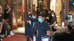 火箭少女101|火箭少女围成圈护送Yamy，全员穿团体标志披风团魂炸裂，评论却画风新奇