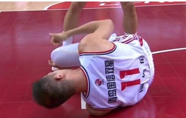 cba悍将遭遇重伤!倒地不起表情十分痛苦,嘴里大喊:我腿断了