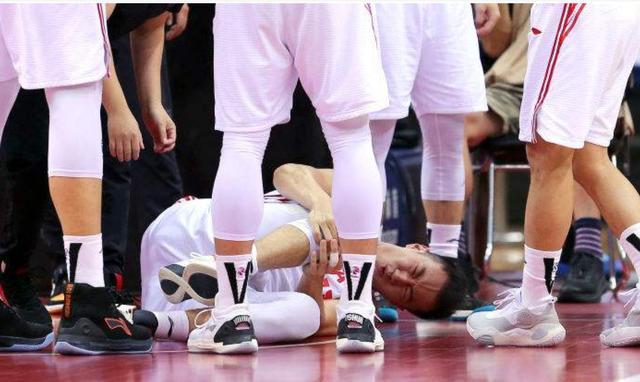 cba悍将遭遇重伤!倒地不起表情十分痛苦,嘴里大喊:我腿断了