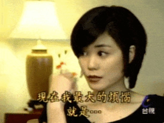 王菲|王菲深夜携李嫣做头发，同喝红酒好惬意，与店员玩闹仰面大笑无架子