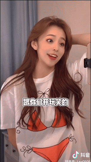 刀小刀sama这位偏酷姐一些,偶尔还会发一些没p过的照片说自己做了眉毛