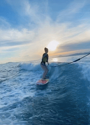 baby|baby穿泳衣海上冲浪，冲浪板上打响指耍酷险些摔倒，全程长腿抢镜