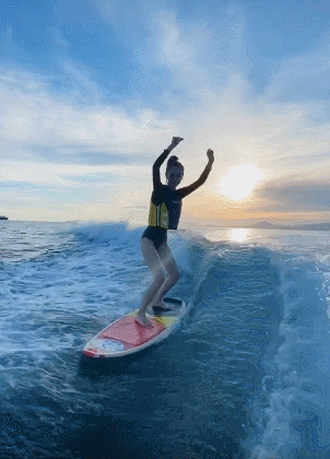 baby|baby穿泳衣海上冲浪，冲浪板上打响指耍酷险些摔倒，全程长腿抢镜