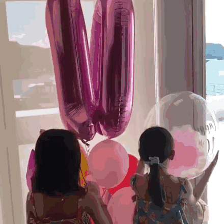 黎姿|黎姿晒十岁双胞胎女儿庆生照，穿小花裙露侧脸根本是“迷你黎姿”