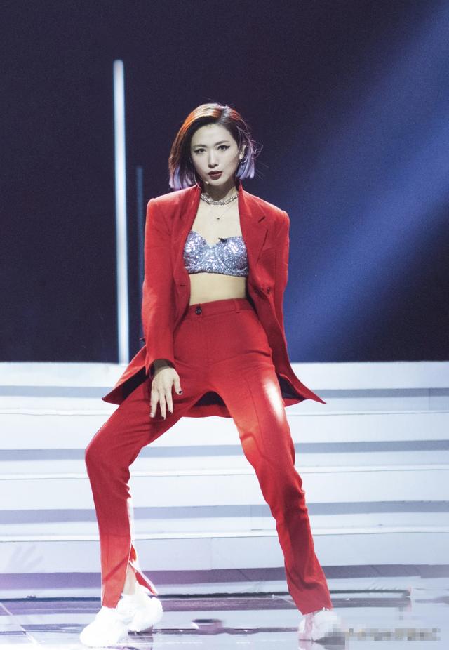 浪姐万茜妆容一次比一次妖娆惊艳可为啥觉得她越来越功利不讨喜