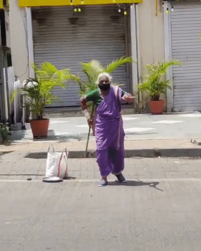 新冠肺炎疫情|75岁老太街头卖艺表演武术，手指肚子向路人乞讨