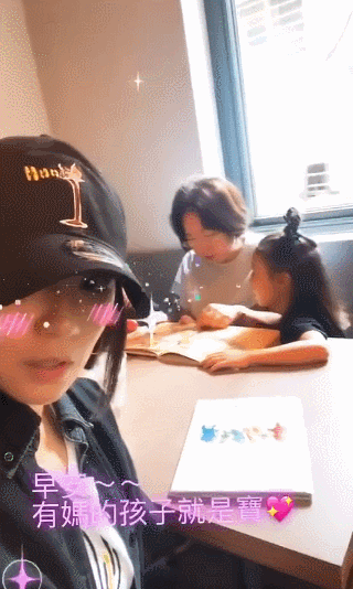 贾静雯|贾静雯晒咘咘波妞假日，小姐俩亲吻妈妈还黏着外婆讲故事，超温馨