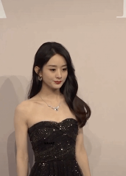 赵丽颖|赵丽颖出席活动近距离被拍 长相倒是没变 只是怎么没以前阳光了？