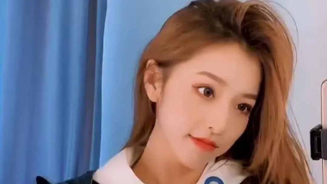 刘思瑶为打脸"方脸谣言",再发金克丝cos照,网友笑出声,背后墙都歪了