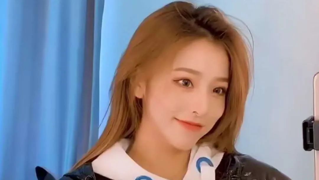 刘思瑶再次发视频试图打脸黑粉眼尖观众笑出声能把滤镜关掉窗帘全歪了