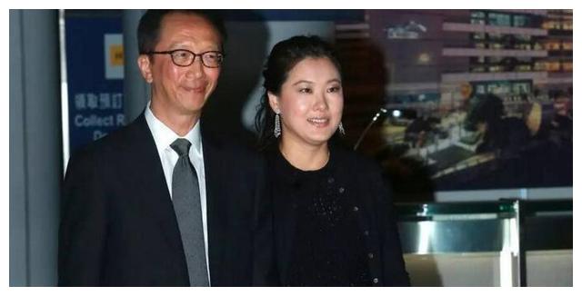 奥运冠军伏明霞24岁嫁五旬富豪结婚6年生三胎直言不后悔