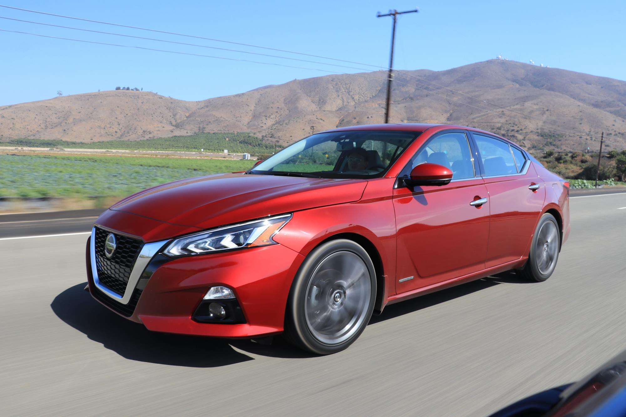 大众速腾和日产天籁哪个好试驾时间思想中毒了