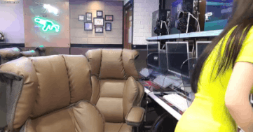 网红|美女网红网吧做直播 男子从背后用手机偷拍裙底被捕