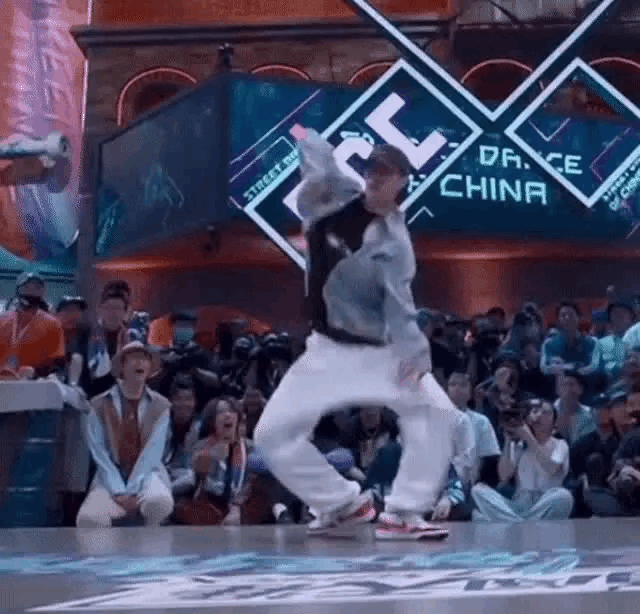 王一博街舞秀获千万点击 浓妆出A神时尚又惊艳_腾讯新闻