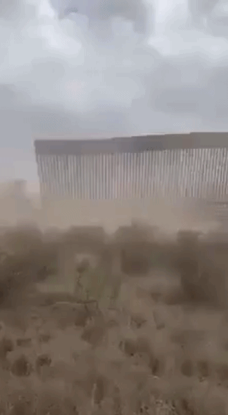 美墨边境|美墨边境墙部分被飓风“汉娜”吹倒