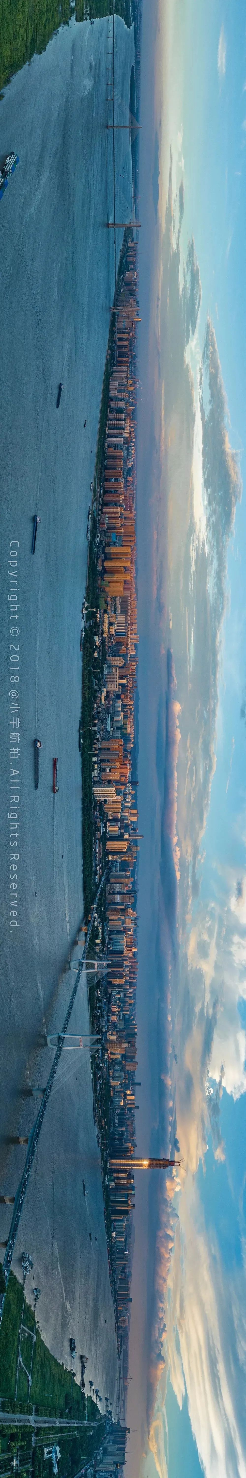 《武昌全景图》我觉得武昌是最神奇的地方,因为湖占据了大部分区域.