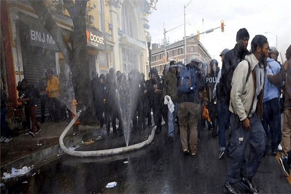 一边是城市的混乱另一边是基地的内乱美政府能撑多久