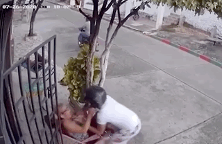 劫匪|敢抢我手机？！外国老太扯下劫匪头盔一顿暴揍，后者落荒而逃