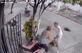 劫匪|敢抢我手机？！外国老太扯下劫匪头盔一顿暴揍，后者落荒而逃