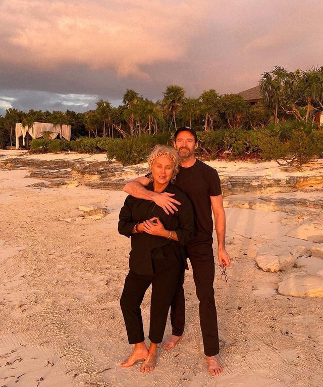 狼叔杰克曼携妻度假穿黑色短裤显壮硕身材妻子发福明显