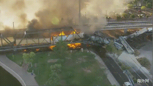 cbs|美国一列车脱轨燃起大火：压塌铁路桥 运有危险品