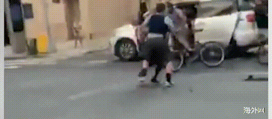 警察|示威女子被便衣“绑架”后 美民众包围纽约警察局长家