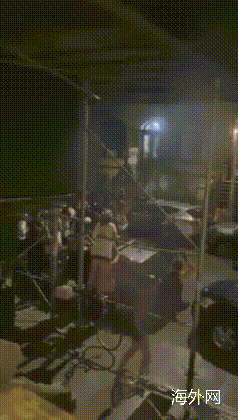 警察|示威女子被便衣“绑架”后 美民众包围纽约警察局长家