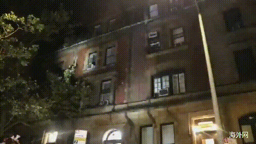 警察|示威女子被便衣“绑架”后 美民众包围纽约警察局长家