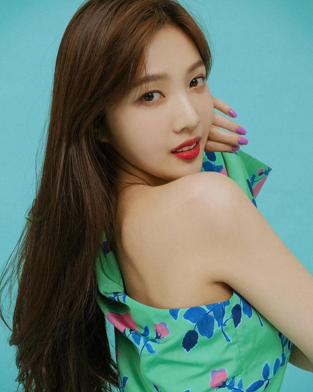 韩国女团爱豆晒个人靓照宣布减肥成功获网友百万点赞