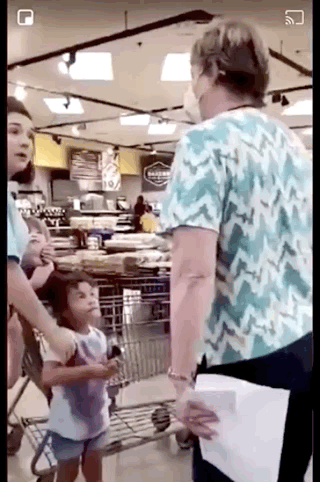 德西蕾|美国仨小朋友没戴口罩逛超市，被陌生女子咒骂“希望你们都去死”，网友热议