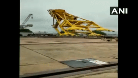 起重机|印度某造船厂一大型起重机垮塌 致10人死亡