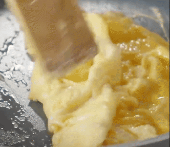 蛋炒饭|看完国外的蛋炒饭教学，我家狗子连夜给我做了四菜一汤