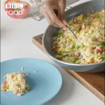 蛋炒饭|看完国外的蛋炒饭教学，我家狗子连夜给我做了四菜一汤