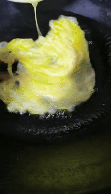 蛋炒饭|看完国外的蛋炒饭教学，我家狗子连夜给我做了四菜一汤