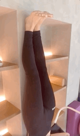 唐艺昕|太拼了！为产后复出，唐艺昕在椅子上倒立健身，身材恢复卓有成效