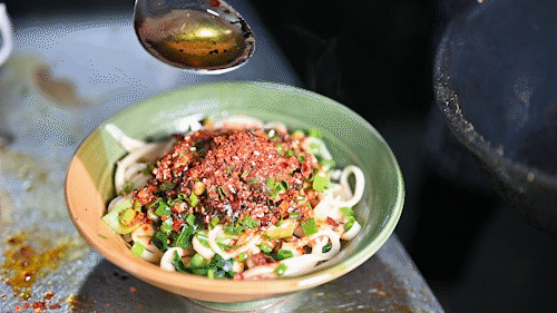 对于陕西人来说,几瓣紫皮大蒜就能干完一大碗油泼面,辣椒和面条的香味