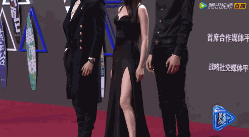 迪丽热巴|美哭了！迪丽热巴着高开叉长裙亮相《长歌行》活动，绝美妖艳！