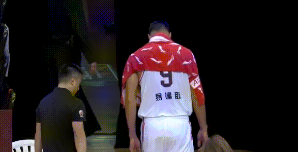 易建联|阿联负伤，北京稳了！？十冠王霸业泡汤了？