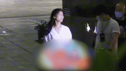 张静初|40岁张静初深夜现身，穿白色初恋裙走路带风，频频撩发心情大好