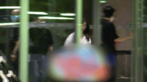 张静初|40岁张静初深夜现身，穿白色初恋裙走路带风，频频撩发心情大好