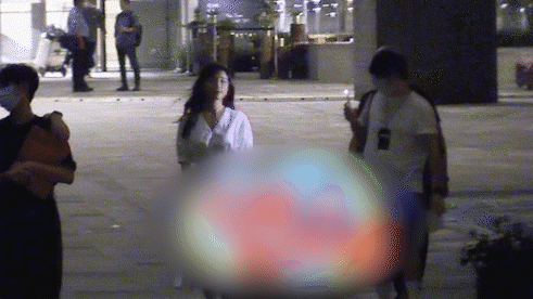 张静初|40岁张静初深夜现身，穿白色初恋裙走路带风，频频撩发心情大好